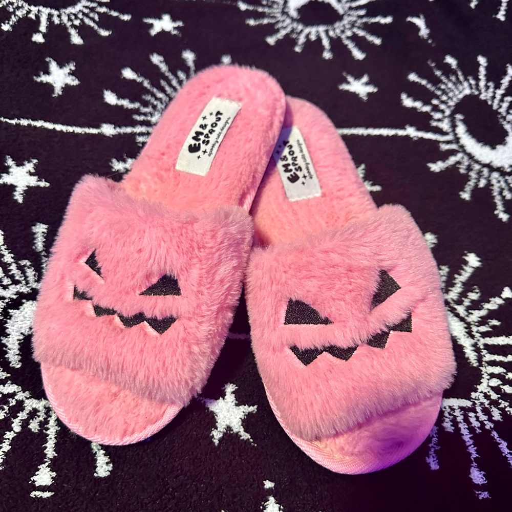 EUC Em & Sprout Pink Jackolantern Slippers size 7/8